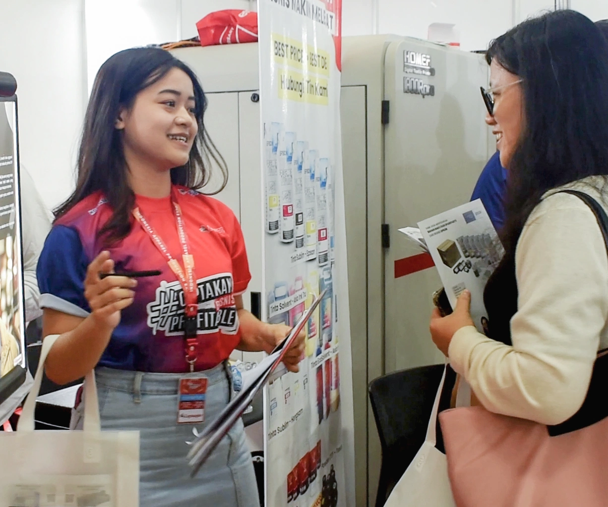 Interaksi Positif Antara Staff Digital Printing Dan Pelanggan Di Pameran.