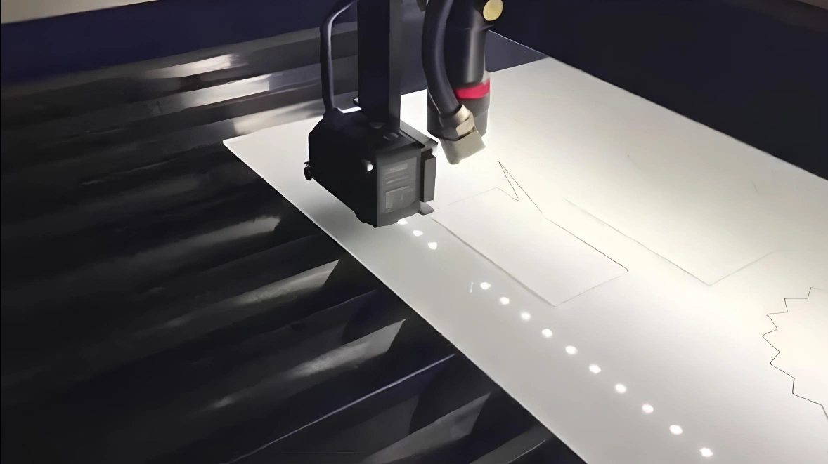 Mesin Laser Cutting Co₂ Menunjukkan Kecepatan Dan Presisi Tinggi Dalam Pemotongan Material.