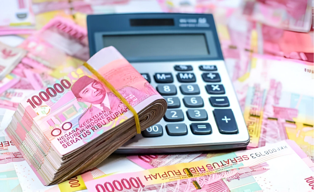 Uang Indonesia Dan Kalkulator Digunakan Untuk Menghitung Biaya Investasi Mesin Laser Cutting Co₂.