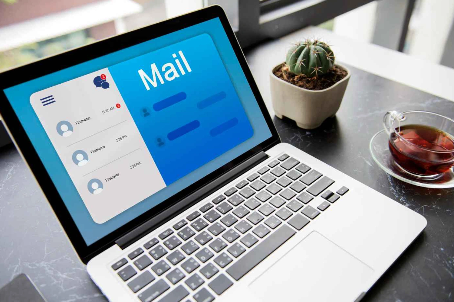 Pemilik Bisnis Sedang Mengirinkan Email Marketing Kepada Pelanggannya.