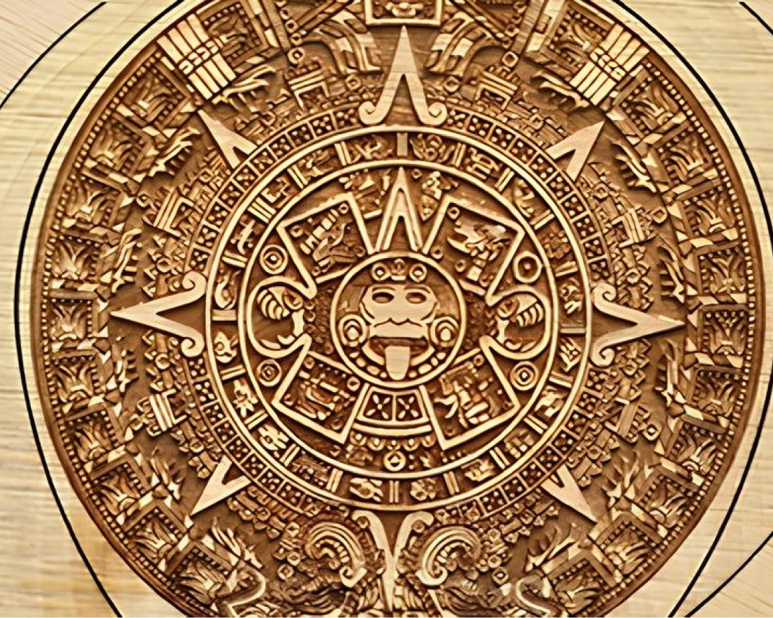 Ornamen Kayu Yang Rumit Dibuat Dengan Mesin Laser Cutting, Menampilkan Desain Aztec.