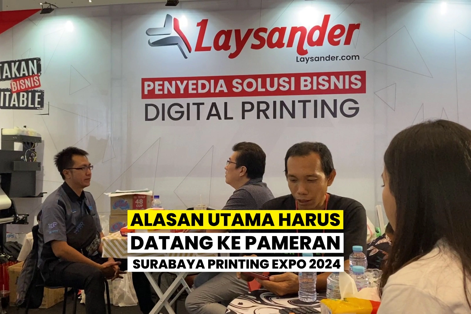Pengunjung Berinteraksi Di Stan Pameran Digital Printing Surabaya Printing Expo 2024.
