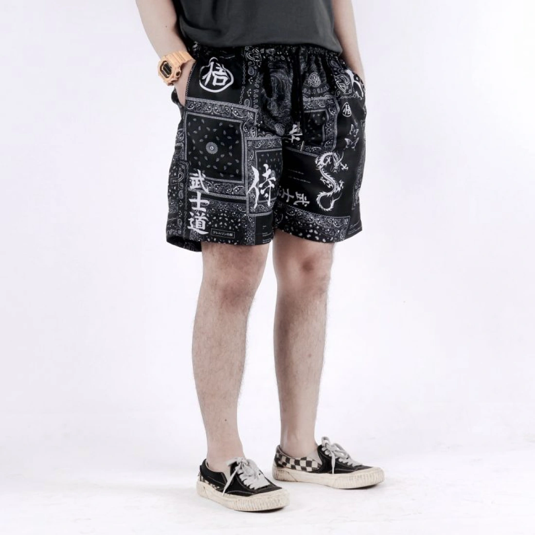 Celana Pendek Hitam Dengan Motif Unik, Cocok Untuk Penggunaan Sehari-Hari Dan Sebagai Merchandise.